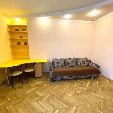 לבוב Квартира Біля Залізничного Вокзалу Вулиця Залізнична 10 До 5 Гостей מראה חיצוני תמונה