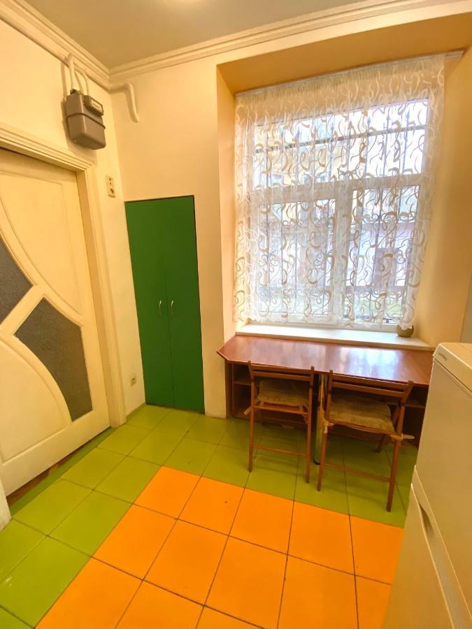 לבוב Квартира Біля Залізничного Вокзалу Вулиця Залізнична 10 До 5 Гостей מראה חיצוני תמונה